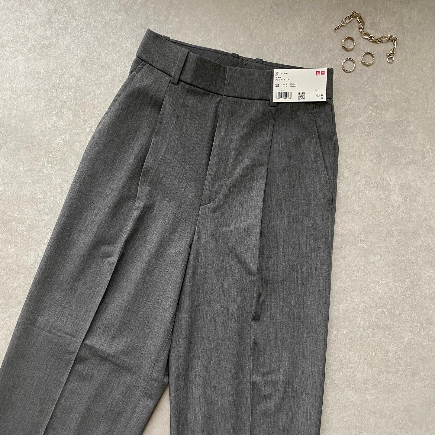 タックワイドパンツ、グレーの置き画像