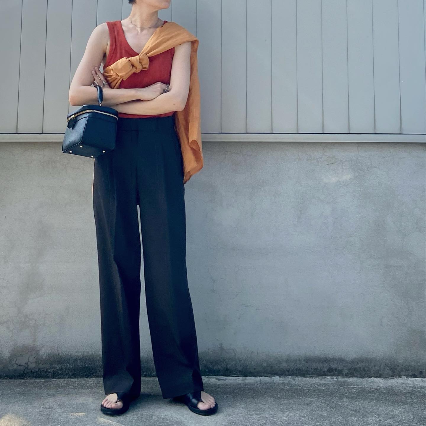 タックワイドパンツ、ブラックに朱色タンク×オレンジリネンシャツを合わせたコーデ