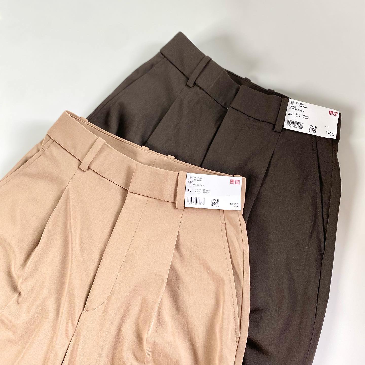 タックワイドパンツ、ベージュとダークブラウンの置き画像