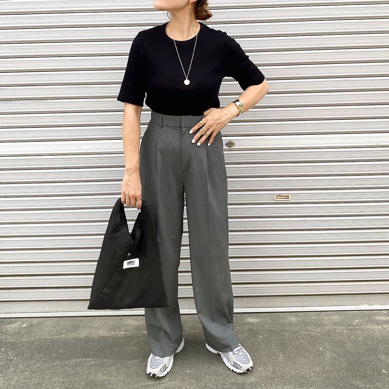 タックワイドパンツ、グレーにブラックのリブクーネックTを合わせたコーデ