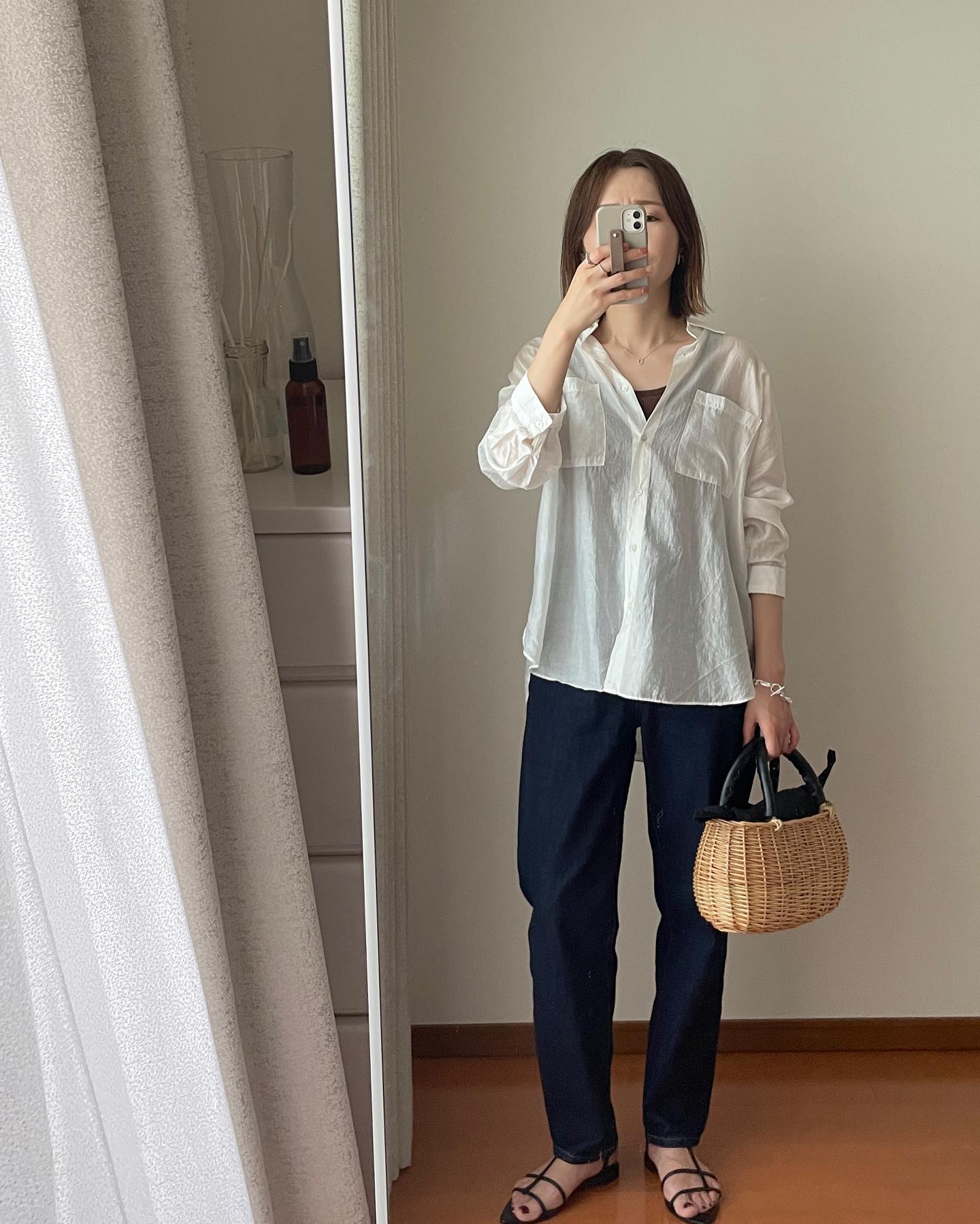 シアーシャツ、ホワイトにタンクトップ、ブラウンとハイライズジーンズ、ネイビーを合わせたコーデ