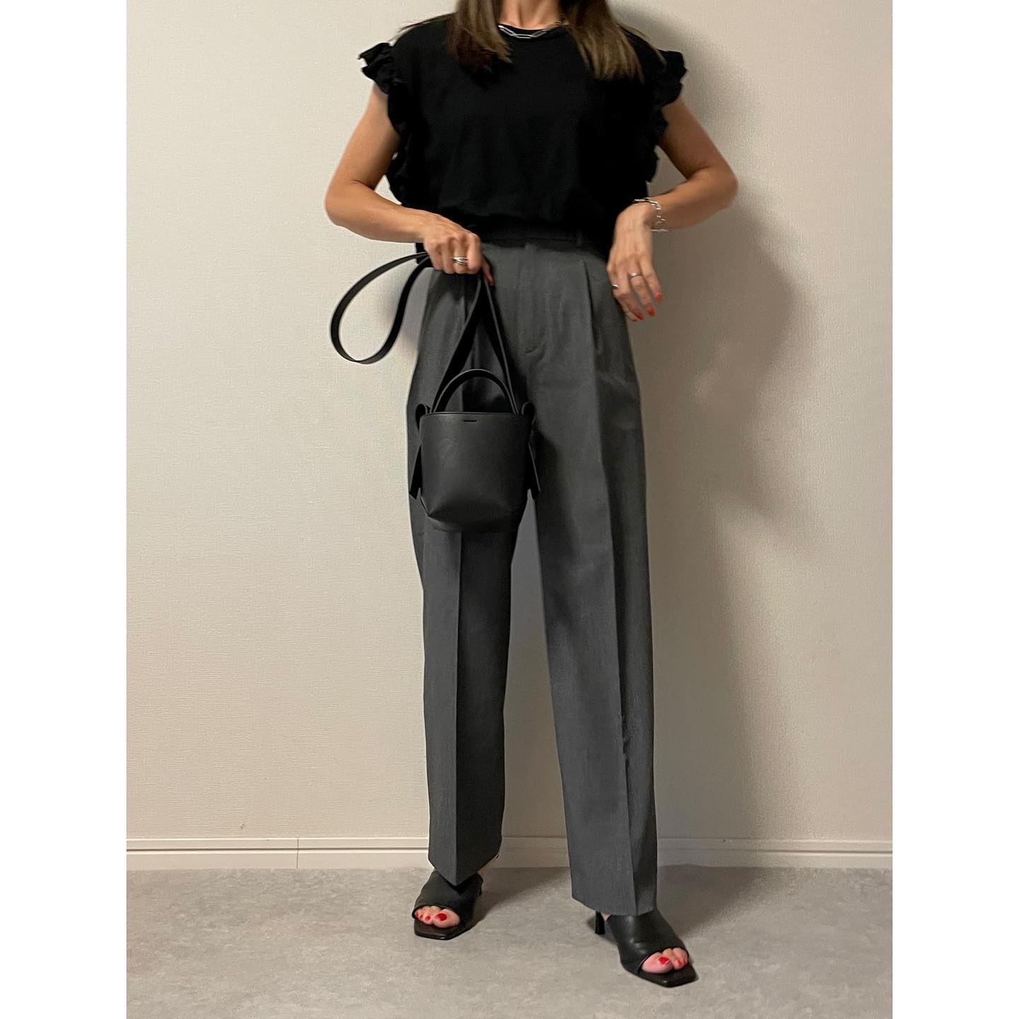 タックワイドパンツ、グレーにブラックのフリルTを合わせたコーデ
