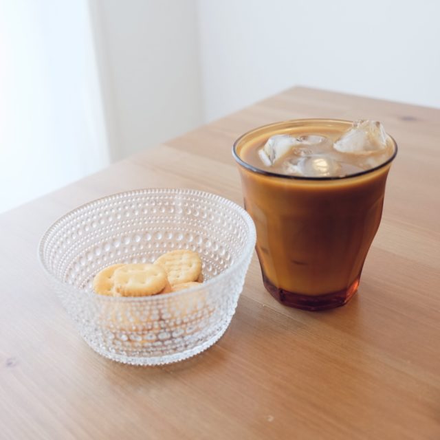 カフェオレとクラッカーの写真