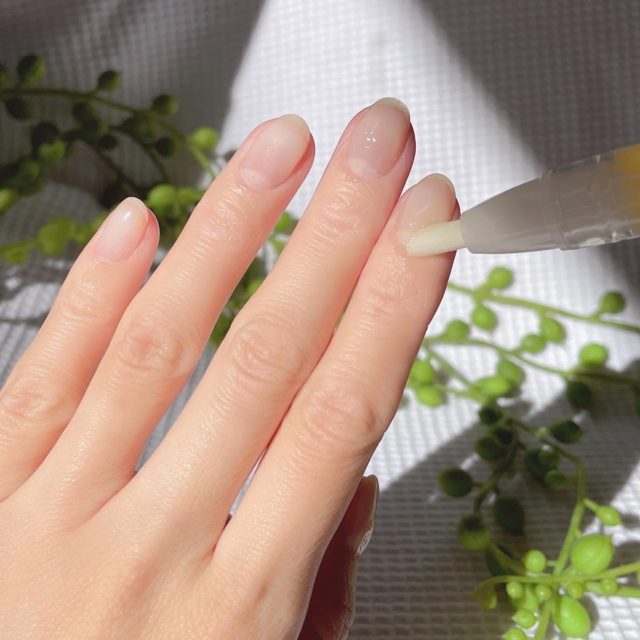 爪にオイルを塗る写真