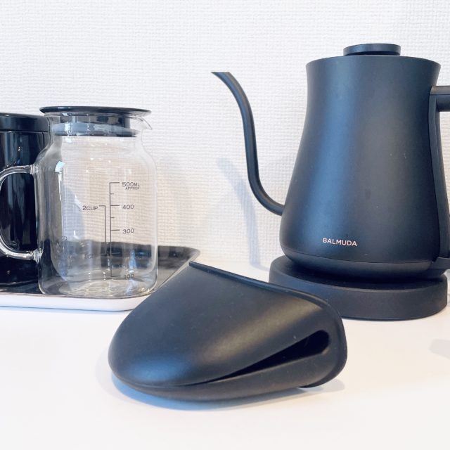 ケトル・ボトルと鍋つかみの写真