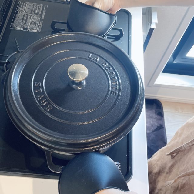 鍋をつかんでいる写真