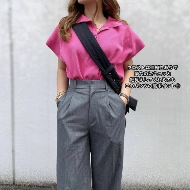 グレーのタックワイドパンツを着用した上半身カットコーデ