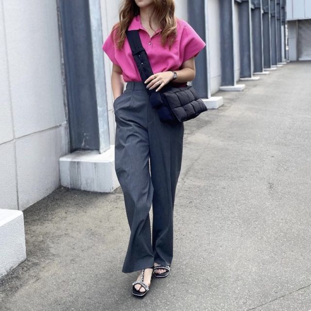 グレーのタックワイドパンツを着用した全身コーデ