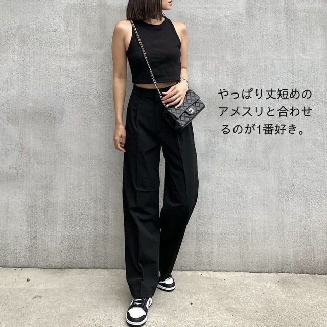ブラックのタックワイドパンツを着用した全身コーデ