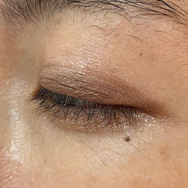 ブラウンのアイシャドウを塗って伏し目にした状態