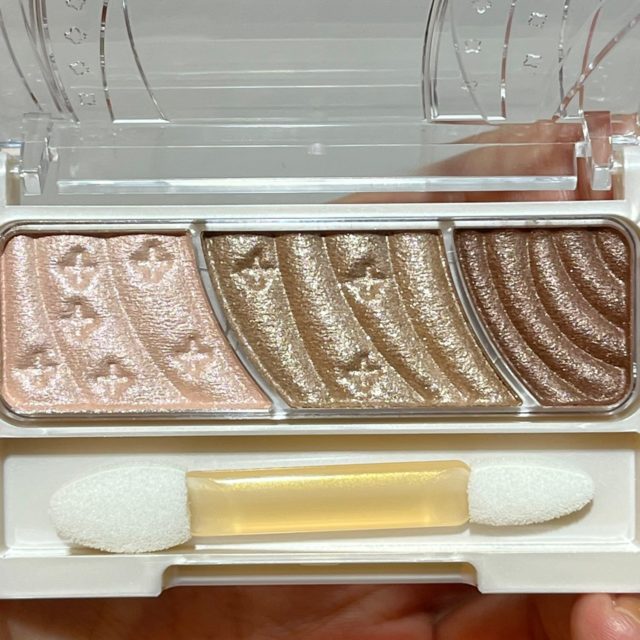 3色に分かれたアイシャドウ