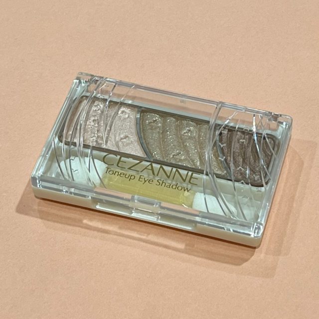 透明なケースに入った3色のアイシャドウ