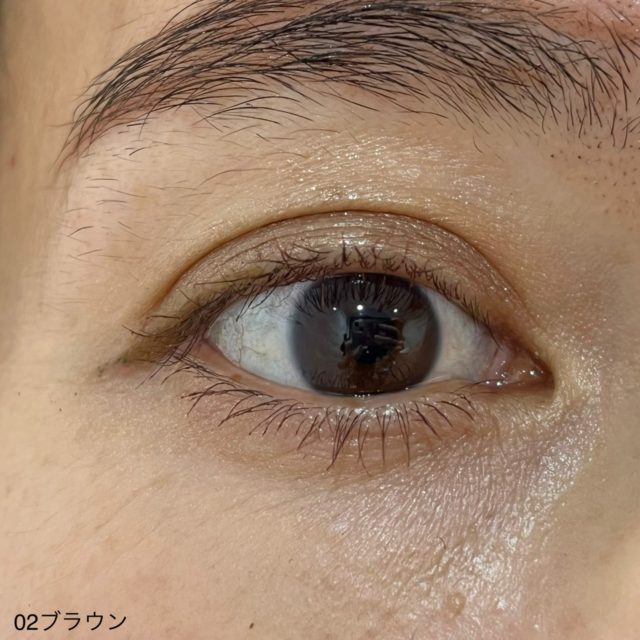 ブラウンのマスカラを塗った目元（正面）