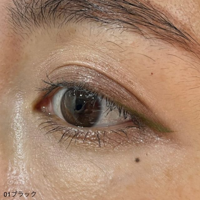 ブラックのマスカラを塗った目元（横から）