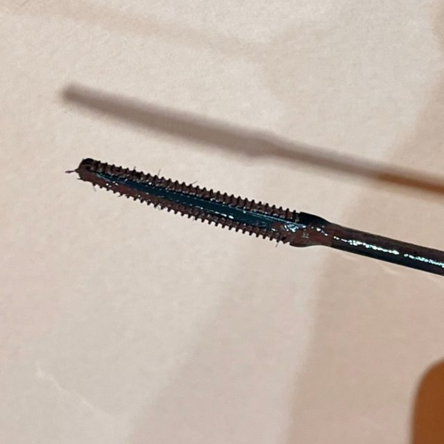 マスカラ液のついたダブルコーム