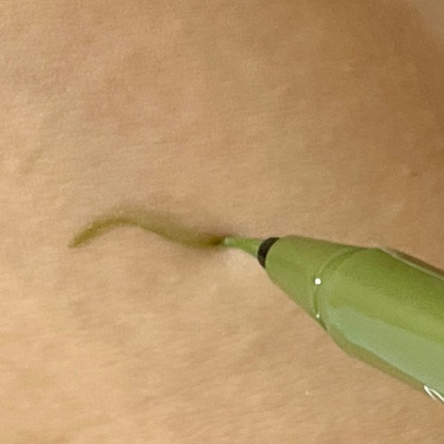 シルキーリキッドアイライナーピスタチオラテでラインを引いている様子