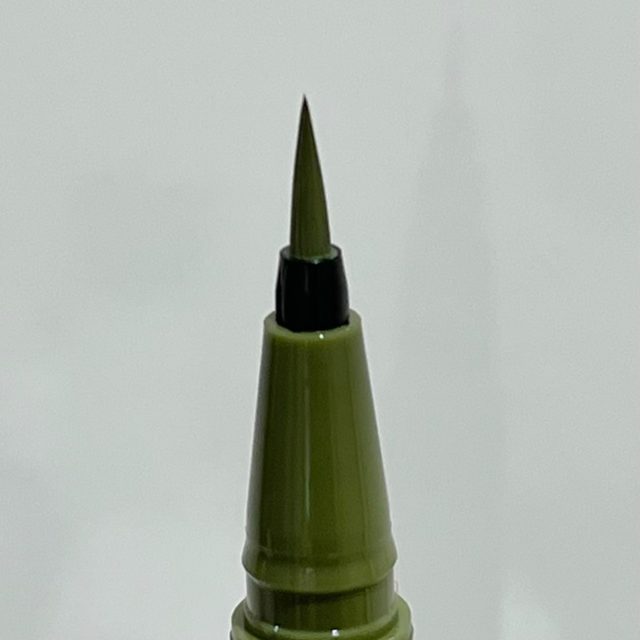 シルキーリキッドアイライナーの筆を拡大した様子