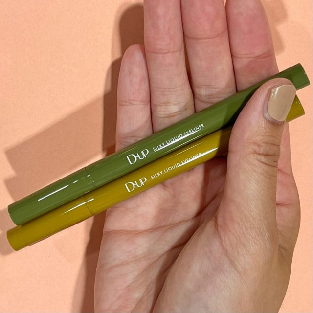 シルキーリキッドアイライナーを手に持っている様子