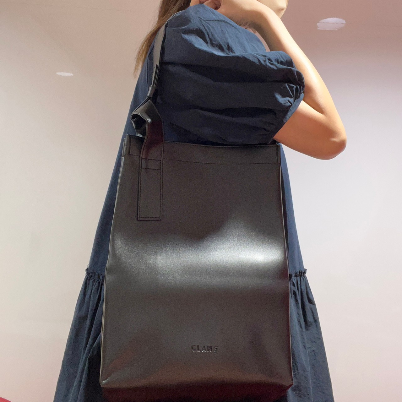 SQUARE TOTE BAGバッグを肩掛けした画像