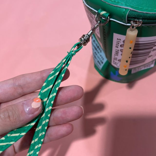 ポーチについている緑色のストラップ