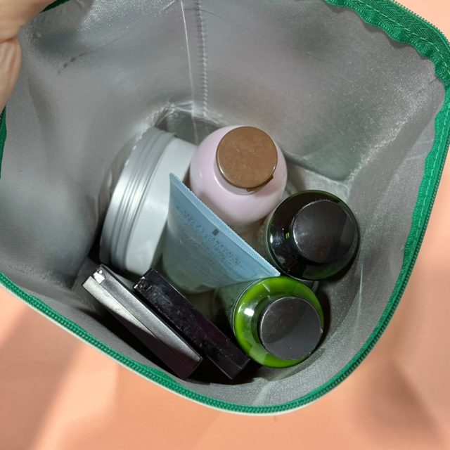 ポーチにチューブやボトルを入れた例