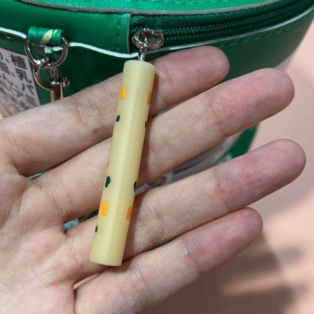 じゃがりこチャームを手に乗せている画像