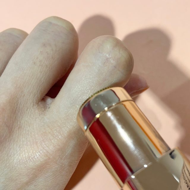 電動エチケットシェーバーで指の産毛を剃っているところ