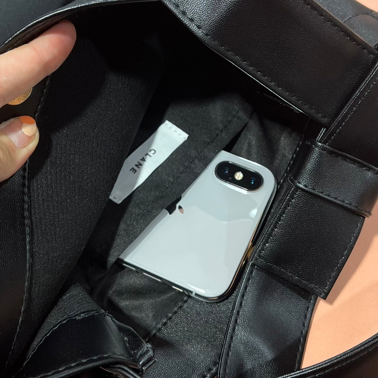 SQUARE TOTE BAGバッグの内ポケットにスマホを入れた画像