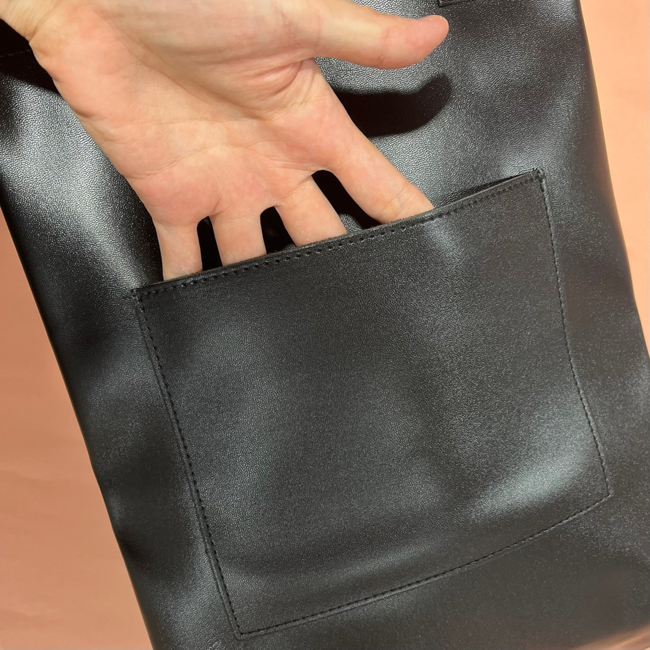SQUARE TOTE BAGバッグの背面ポケットの大きさがわかる画像