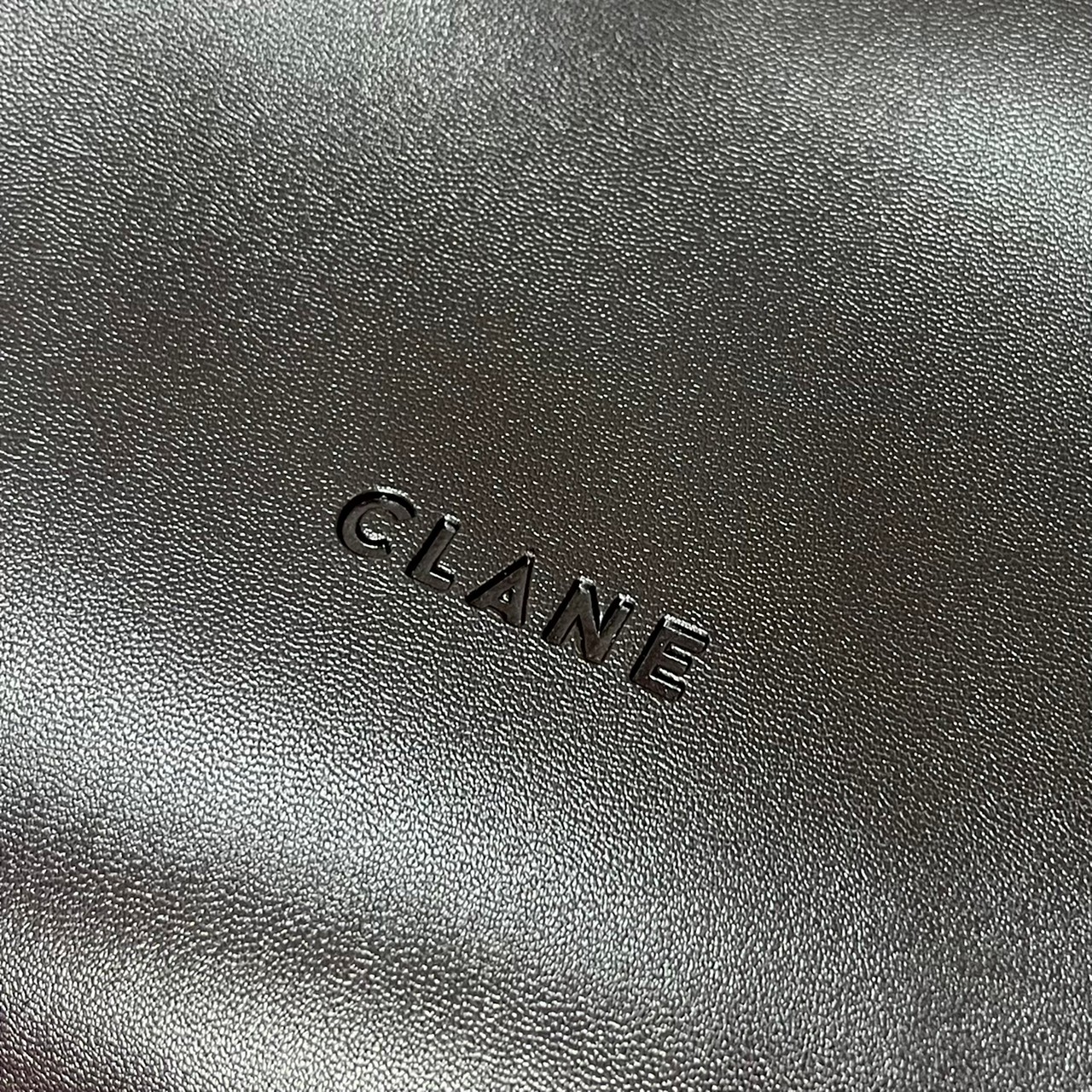 SQUARE TOTE BAGバッグのフロントロゴがわかる画像