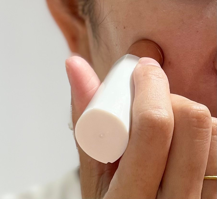 air つるつる美肌シェーバーを顔に当てている画像