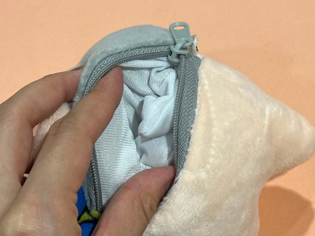 カラムーチョ ヒーおばあちゃん ポーチ＆チャームを開けたところ