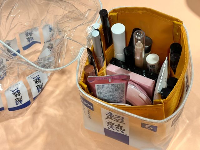 超熟のポーチにコスメを入れたところ