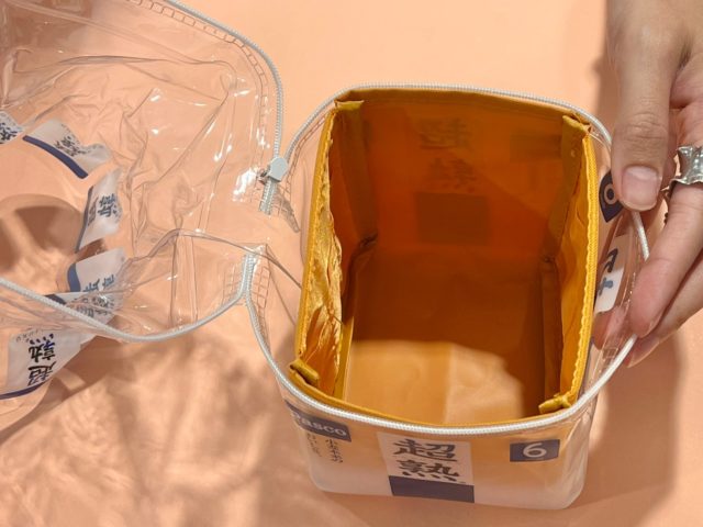 超熟のクリアポーチに整理整頓ケースをセットしているところ