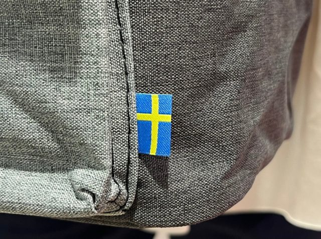 前面下についているスウェーデンの国旗タグ