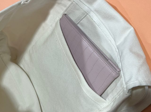 内側ポケットに手鏡を入れている