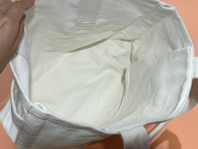 トートバッグの中を見せている