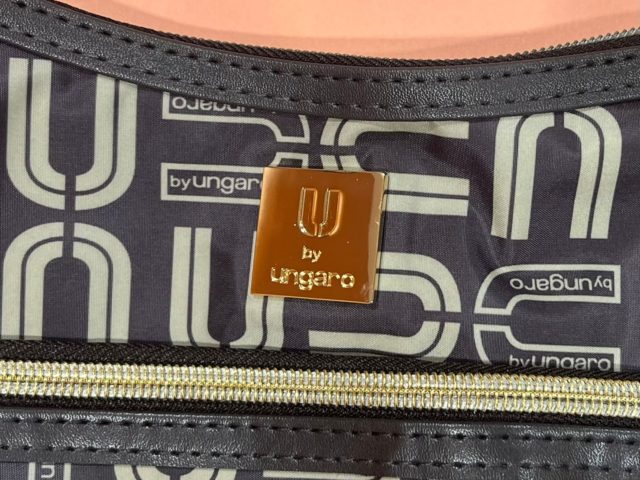 ユー バイ ウンガロ 7 Pockets 軽量ショルダーバッグのブランドロゴ
