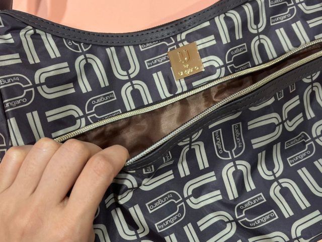 ユー バイ ウンガロ 7 Pockets 軽量ショルダーバッグの外ポケット