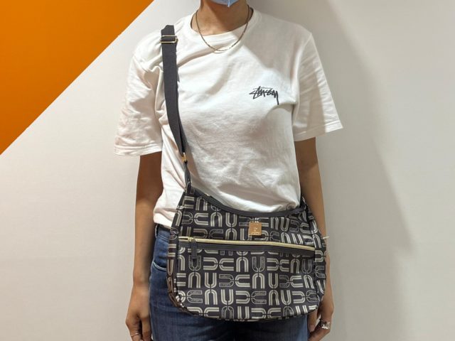 ユー バイ ウンガロ 7 Pockets 軽量ショルダーバッグを斜め掛けにした女性