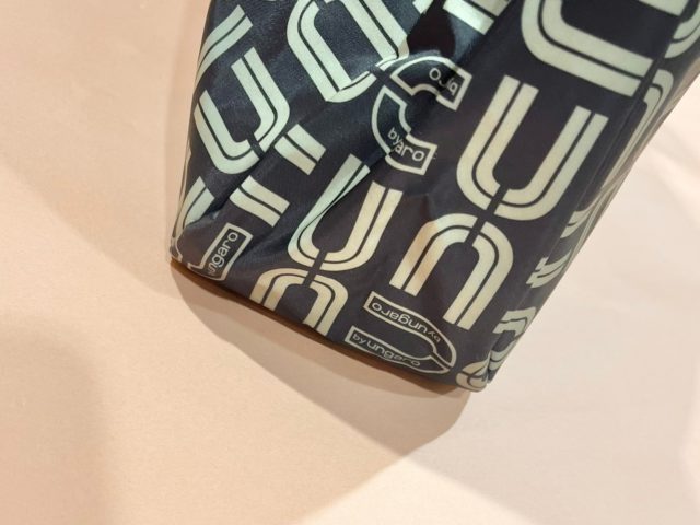 ユー バイ ウンガロ 7 Pockets 軽量ショルダーバッグのマチ