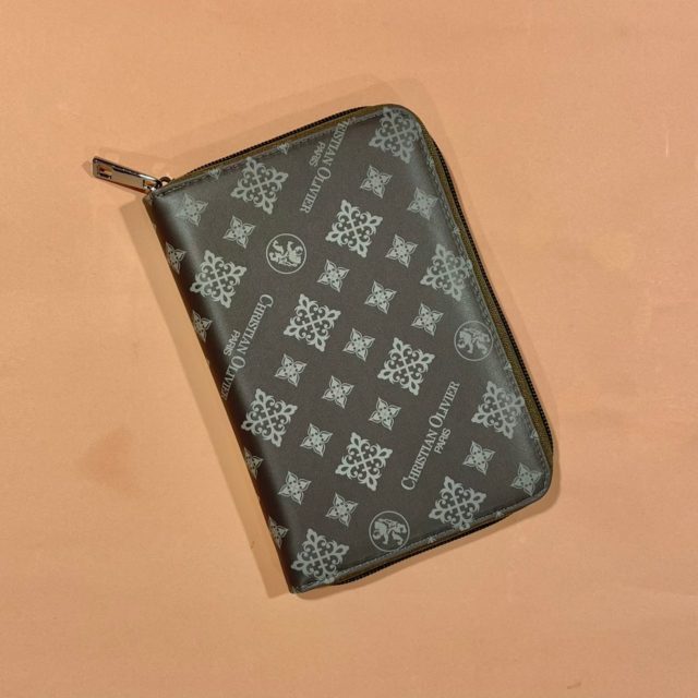 モノグラムケース置き