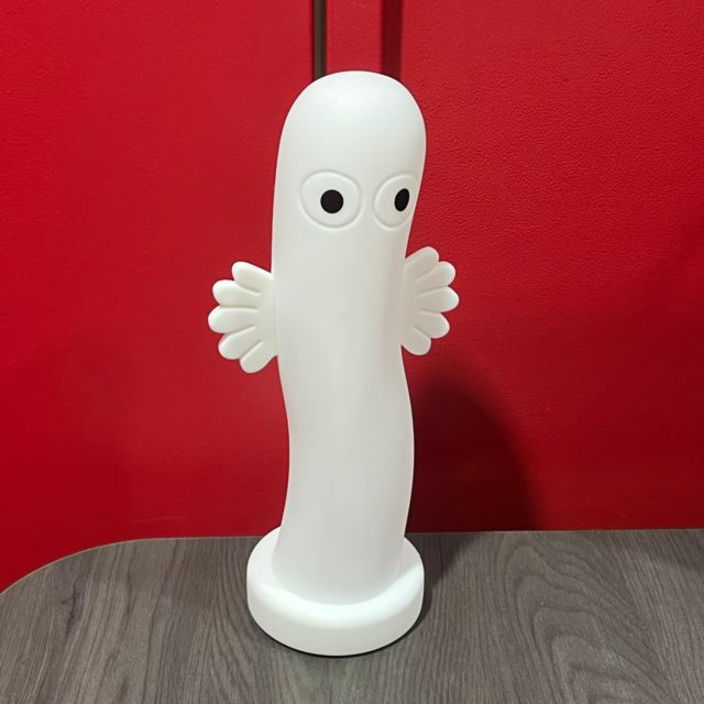 赤い壁をバックに置かれたニョロニョロライト