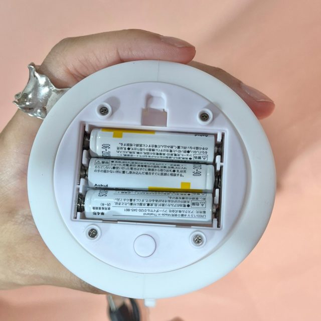 底の部分に乾電池を3本セットした様子