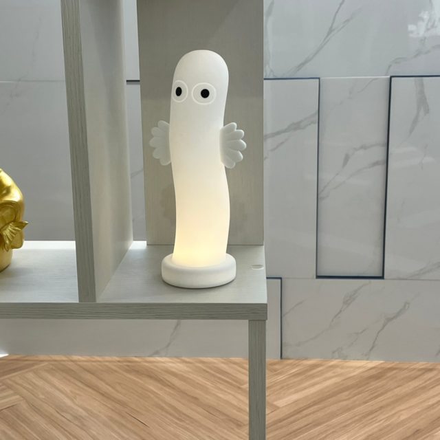 棚に置かれたニョロニョロライト