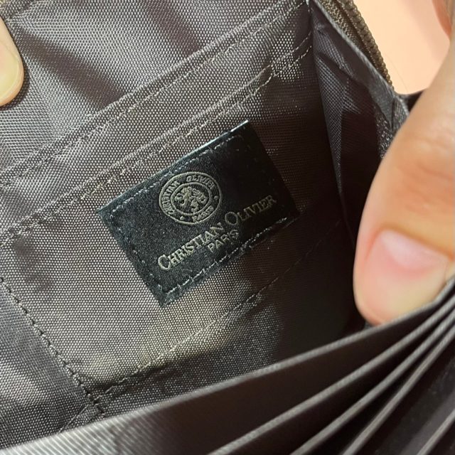 モノグラムケースのロゴタグ