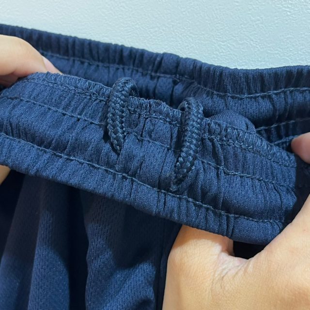 ルームウェアのズボンの紐部分をみせている