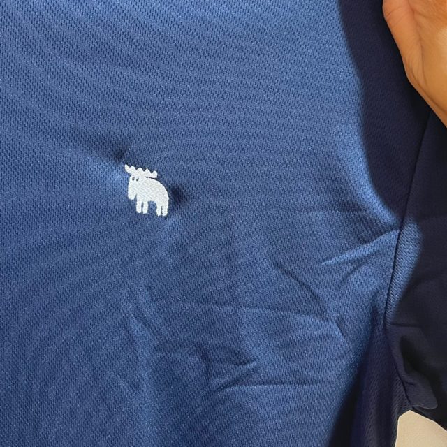 エルクの刺繍が入ったTシャツ