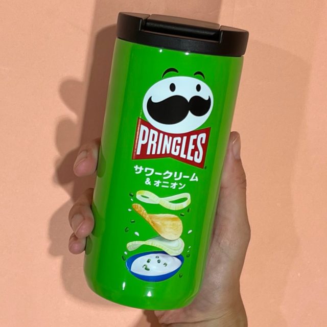 プリングルズの緑のタンブラーの物撮り