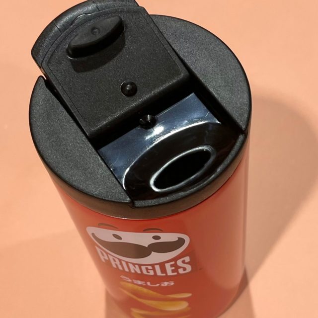 プリングルズのタンブラーの飲み口部分を開けている